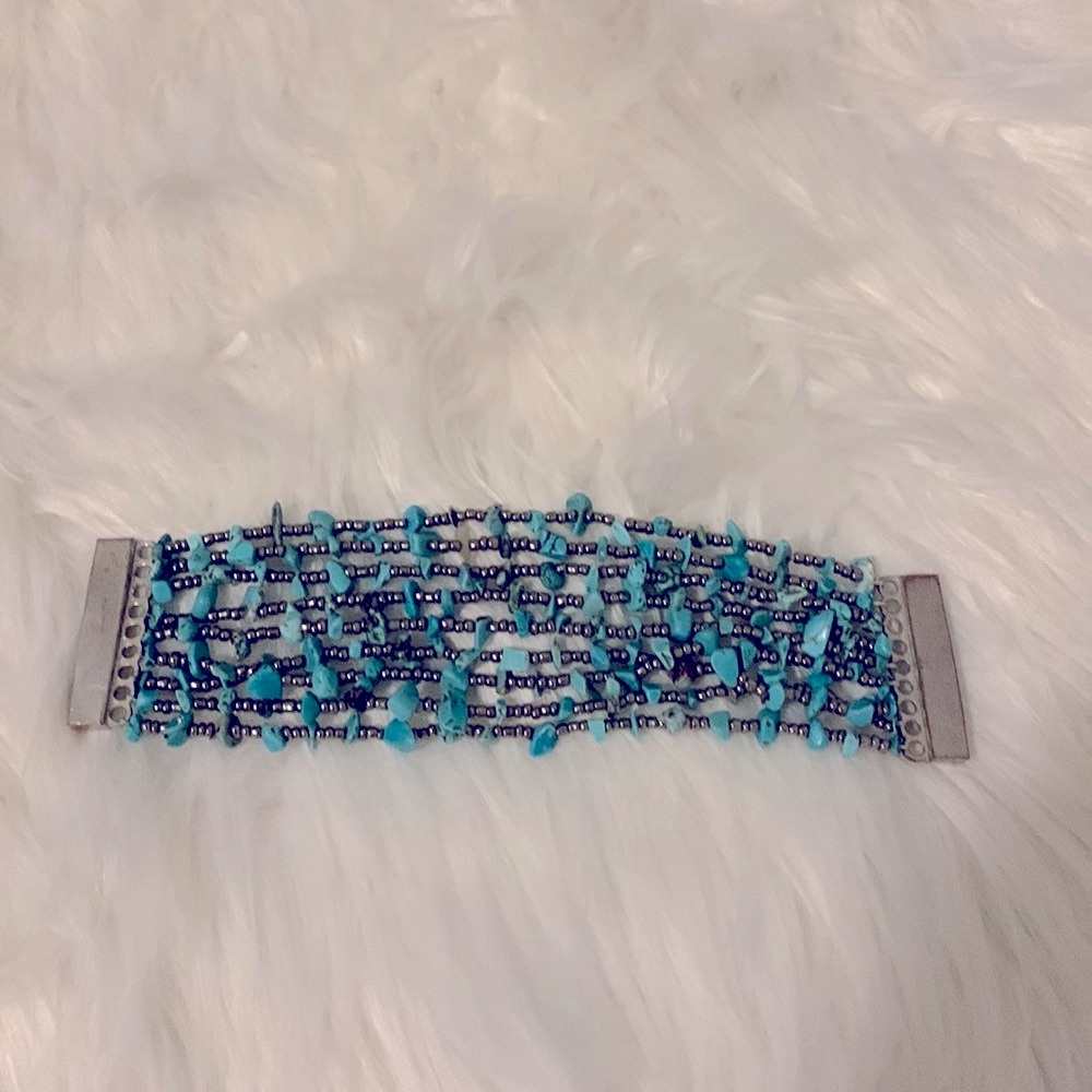 Turquoise & silver bracelet 9 stand , magnetic closure.